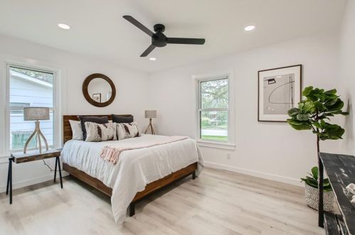 1704 Fair Oaks Dr, Austin TX  78745-2810 exterior