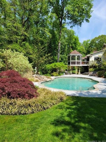 17 Carrington Dr, Greenwich CT  06831-3119 exterior