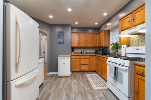 100 Virginia Dr, Noblestown, PA 15071-9446
