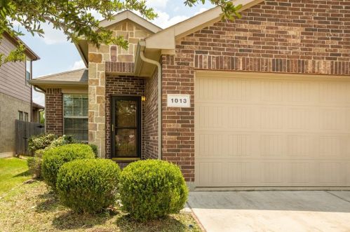 1013 Sunderland Ln, Fort Worth, TX 76134-3730