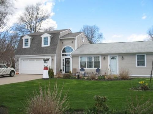 3 Hemlock St, Middletown, RI 02842-5307