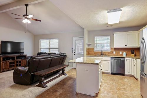 16193 Sun View Ln, Conroe, TX 77302-5557