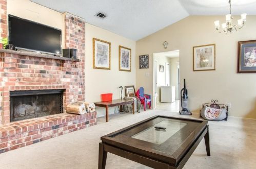 2602 Lk Vly Dr, Garland TX 75040-2817 exterior