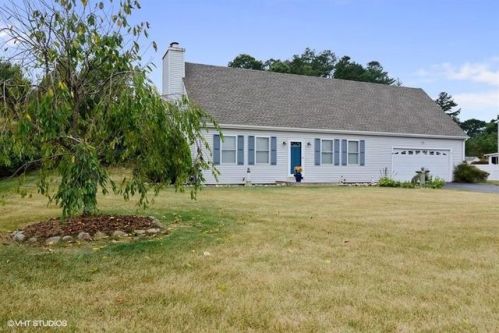 21 Laudone Dr, Westerly, RI 02808-1613