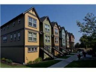 7182 Shinkle Pl, Seattle, WA 98106-1754
