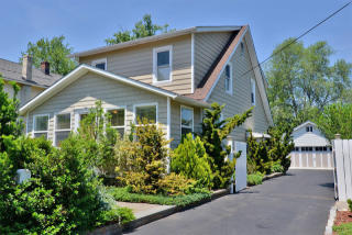 12 Ballston St, Bloomingdale, NJ 07403-1702