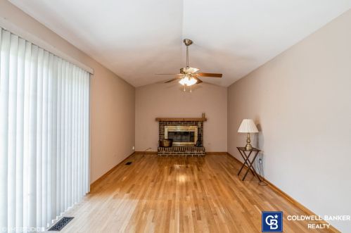 5848 Hancock Ln, Gurnee, IL 60031-6303