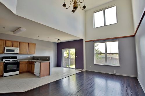 1688 Buckingham Dr, Des Plaines, IL 60018-3600
