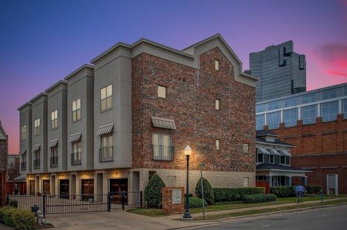 100 Alread Ct, Fort Worth, TX 76102-3202