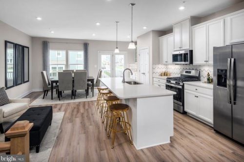 9588 Glen Oaks Ln, Columbia, MD 21046-1950
