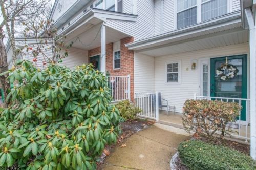 6 Magnolia Ln, Mount Arlington, NJ 07856-1346