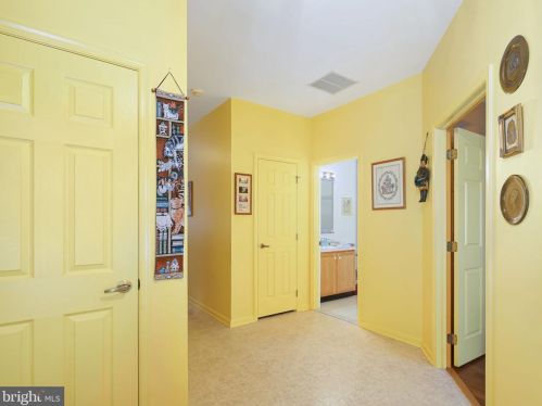 9 Covered Bridge Cir, Columbus, NJ 08022-1070