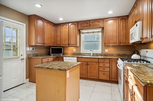 31 Willow Trl, Wheeling, IL 60090-4451