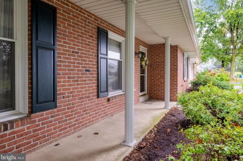 1046 Devonshire Rd, Lancaster PA  17601-1610 exterior