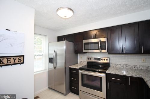 8094 Grandview Ct, Springfield VA  22153-3816 exterior