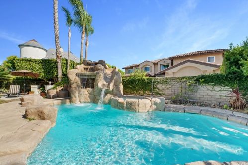 289 Owens Dr, Anaheim CA  92808-1327 exterior