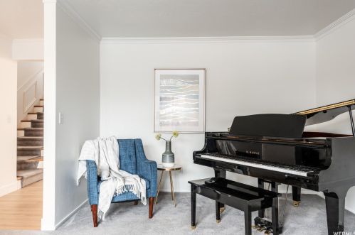 8272 Williamsburg Park Cir, Sandy UT 84070-0517 exterior