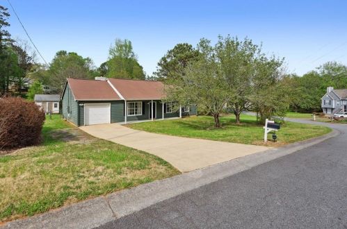 195 Colemans Bluff Dr, Holly Springs, GA 30188-5362
