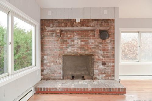 4 Clark Pl, Quaker Hill CT  06375-1204 exterior