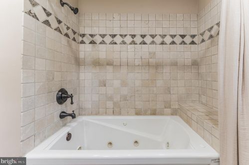 74 Wolf Dr, Trenton NJ 08610-1125 exterior