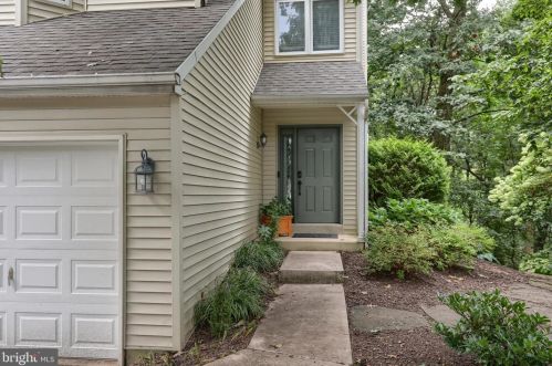 1024 Oak Knoll Dr, Harrisburg, PA 17111-4673