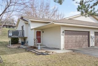 880 Pontiac Ln, Chanhassen, MN 55317-9424