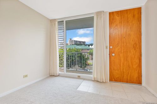 1077 Ala Napunani St, Honolulu, HI 96818-1759