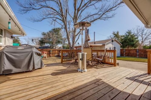 1318 Swallow Ln, Garland TX 75042-8035 exterior