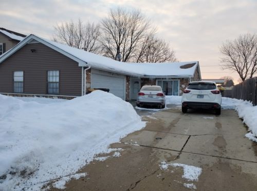 8 Southbury Ct, Streamwood, IL 60107-1925
