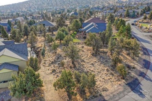 222 Highland Meadow Loop, Eagle Crest OR  97756-7409 exterior