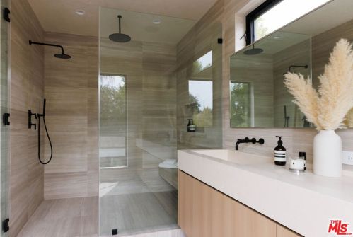 15740 Morrison St, Van Nuys CA  91436-1544 exterior