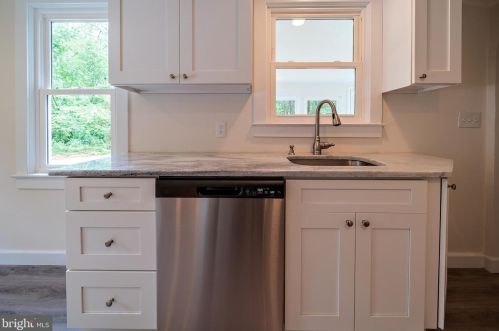 73 Bayberry Rd, Princeton NJ  08540-7418 exterior
