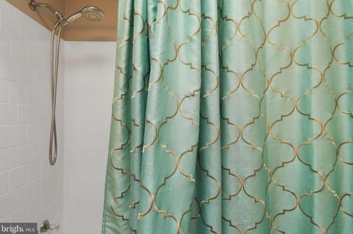 6717 Holford Ln, Springfield VA  22152-2935 exterior