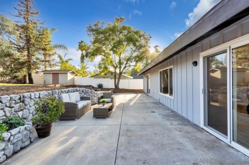 160 El Valle Opulento, Vista CA 92083-7708 exterior