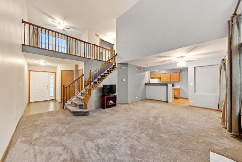 980 Huntington Dr, Elk Grove Vlg, IL 60007-7232