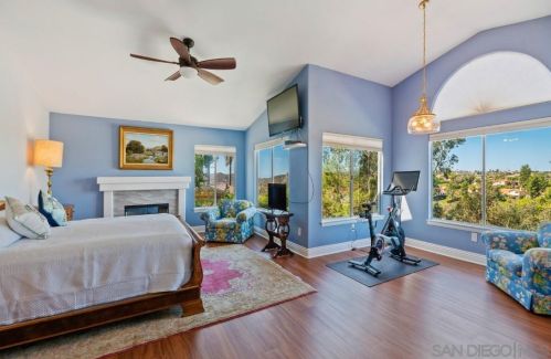 1597 Parkview Dr, Vista CA  92081-8750 exterior