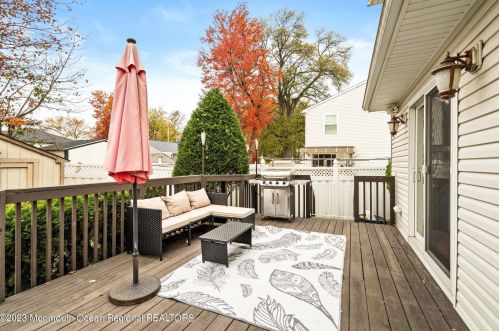 125 Shoreland Ter, Middletown NJ  07748-6212 exterior
