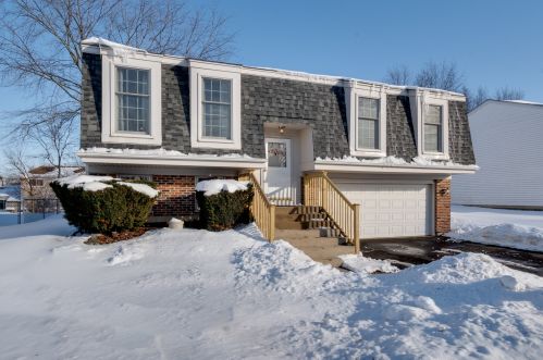 689 Sand Creek Dr, Carol Stream, IL 60188-9135