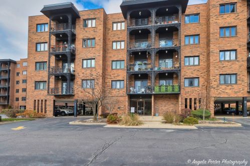 9374 Landings Ln, Des Plaines, IL 60016-5264