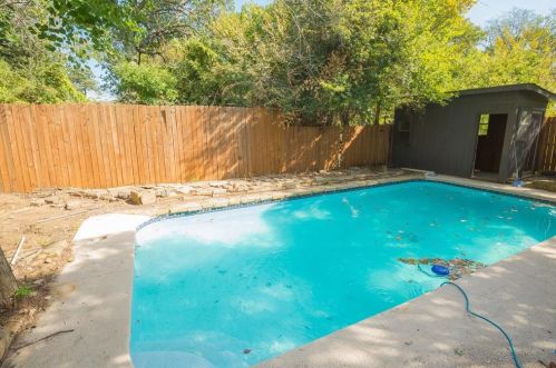 1018 Brookhollow Dr, Irving TX  75061-5514 exterior