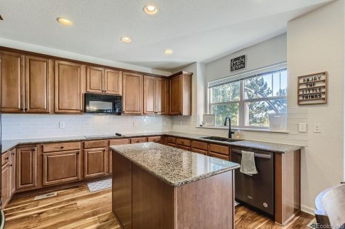 24561 Ontario Dr, Aurora CO 80016-6072 exterior