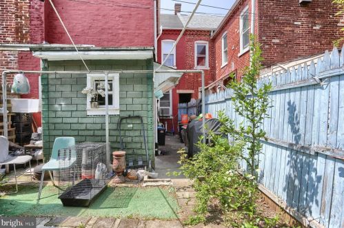 543 Strawberry St, Lancaster PA  17602-4466 exterior