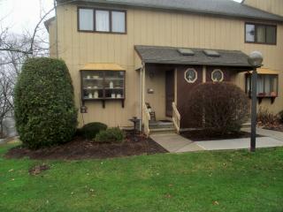 228 Skyview Dr, Cromwell, CT 06416-1842