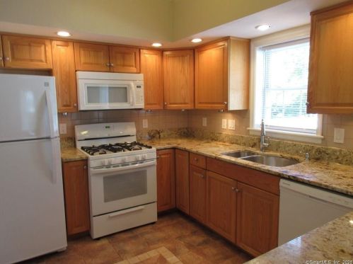 33 Crescent Ave, Niantic CT  06357-3033 exterior