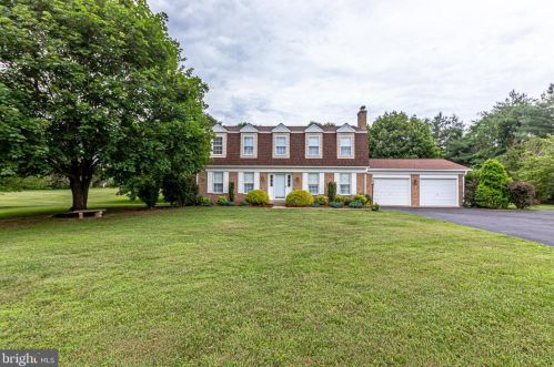 4725 Strawberry Dr, Gainesville, VA 20155-1201