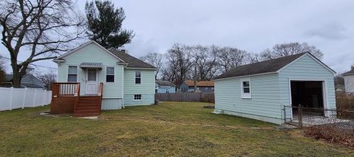 28 Burgess Dr, Warwick, RI 02886-2411
