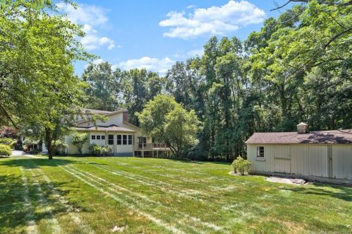 17 Carrington Dr, Greenwich CT  06831-3119 exterior