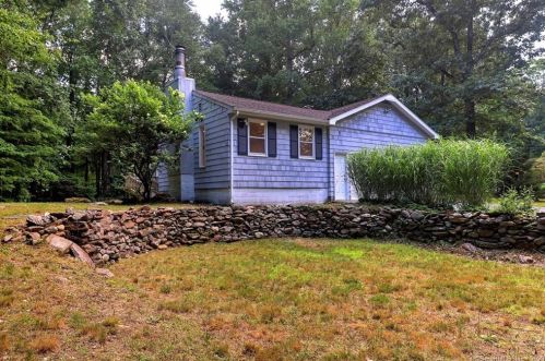 34 Brookwood Ln, Huntington CT  06484-2051 exterior