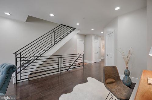 950 Front St, Philadelphia PA 19147-0043 exterior