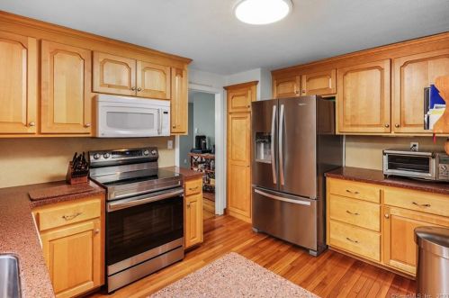 1 Yellow Yellow Cir, Middletown CT  06457-4929 exterior